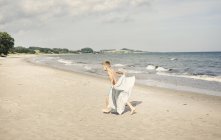 Мальчик с полотенцем на пляже — стоковое фото
