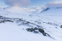 Сніг вкривав гори на шляху Кунгсследен у Лапландії (Швеція). — стокове фото