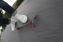 Ноги человека на скейтборде, избирательный фокус — стоковое фото