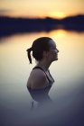 Frau entspannt sich im Wasser, selektiver Fokus — Stockfoto