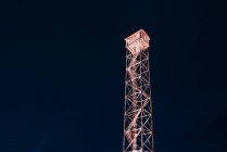 Vista de ángulo bajo de la torre de guardia en la noche - foto de stock