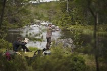 Hombre pescando en el río, enfoque selectivo - foto de stock