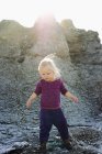 Ragazza che cammina sulle rocce, concentrazione selettiva — Foto stock