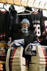 Fille dans le vestiaire se préparant pour l'entraînement de hockey sur glace — Photo de stock