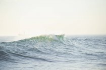 Vista panorámica de las olas en el mar - foto de stock