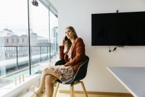 Geschäftsfrau telefoniert, Fokus auf Vordergrund — Stockfoto