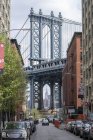 Улица у Бруклинского моста, Нью-Йорк — стоковое фото