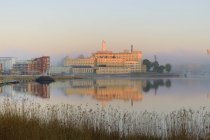 Edifici sul lago Hammarby al tramonto — Foto stock