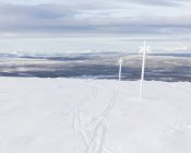 Маркери в снігу в красивих засніжених горах, високий кут зору — стокове фото