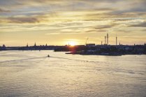 Pôr do sol sobre o porto de Nacka, na Suécia — Fotografia de Stock