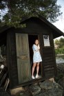 Junge frau in sommerhaus in dalarna, schweden — Stockfoto