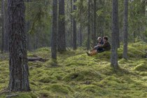 Mujeres con cesta sentadas en el bosque - foto de stock