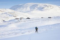 Frau beim Skifahren im Kungsleden-Zug in Lappland, Schweden — Stockfoto