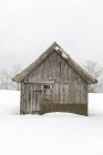 Granero de madera en la nieve, enfoque selectivo - foto de stock