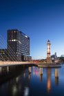 Leuchtturm am Fluss bei Sonnenuntergang in Malmö, Schweden — Stockfoto