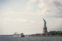 Статуя Свободи, яку видно з порту. — стокове фото