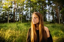 Портрет молодой женщины в лесу на закате — стоковое фото