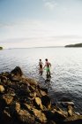 Donna matura e ragazzo adolescente nel lago — Foto stock