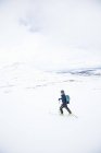 Homem atravessam país esquiando em belas montanhas cobertas de neve — Fotografia de Stock