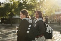 Дівчата-підлітки в рюкзаках, вибірковий фокус — стокове фото