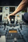 Pilotenhand am Flugzeugsteuerpult, selektiver Fokus — Stockfoto