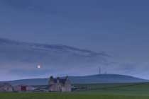 Bauernhaus und Scheune bei Sonnenuntergang in Shetland, Schottland — Stockfoto