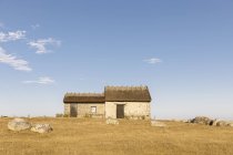 Vue panoramique sur les bâtiments en pierre dans le champ — Photo de stock