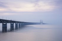 Puente Oresund en Malmo, Suecia al amanecer - foto de stock