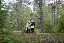 Femmes cueillant des champignons en forêt — Photo de stock
