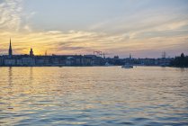 Skyline da cidade velha por mar ao pôr do sol em Estocolmo, Suécia — Fotografia de Stock