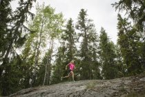 Frau läuft im Wald, selektiver Fokus — Stockfoto