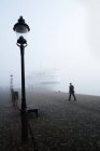Homme marchant par temps brumeux à Stockholm — Photo de stock