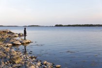 Человек, стоящий на скалах у моря в архипелаге Святой Анны, Швеция — стоковое фото