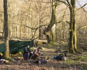 Gli uomini campeggio nella foresta, focus selettivo — Foto stock