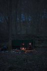 Männer kampieren nachts im Wald, selektiver Fokus — Stockfoto