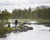 Homem à beira do rio, foco seletivo — Fotografia de Stock