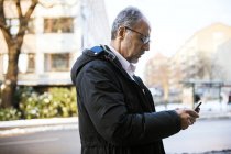 Mann mit Smartphone im Freien, selektiver Fokus — Stockfoto