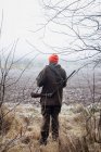 Hunter standing in the field — Fotografia de Stock