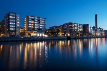 Gebäude am Wasser in der Nacht in Stockholm, Schweden — Stockfoto