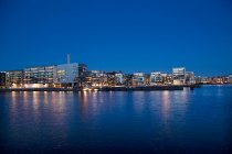 Vista panorámica de los edificios en el paseo marítimo por la noche en Estocolmo, Suecia - foto de stock