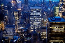 Arranha-céus iluminados em New York, EUA — Fotografia de Stock