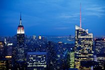 Beleuchtete Hochhäuser in New York, USA — Stockfoto