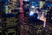 Иллюминированные небоскребы в Нью-Йорке, США — стоковое фото