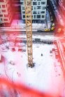 Высокий угол обзора крана и снега на строительной площадке — стоковое фото
