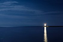 Faro en el lago Vattern por la noche en Suecia - foto de stock