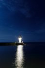 Leuchtturm am Vatterner See bei Nacht in Schweden — Stockfoto