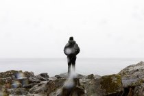 L'uomo vicino al lago di Vattern in Svezia — Foto stock