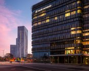 Bürogebäude bei Sonnenuntergang in Malmö, Schweden — Stockfoto