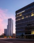 Bürogebäude bei Sonnenuntergang in Malmö, Schweden — Stockfoto