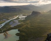 Vue aérienne de la rivière et des montagnes dans la vallée de Rapa, Suède — Photo de stock